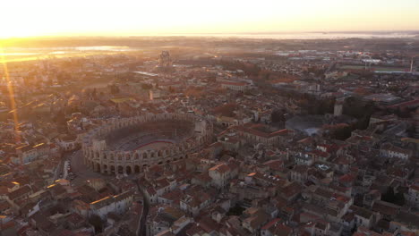 Antenne-Zurück-Reisen-über-Arles-Amphitheater-Arena-Frankreich-Sonnenaufgang